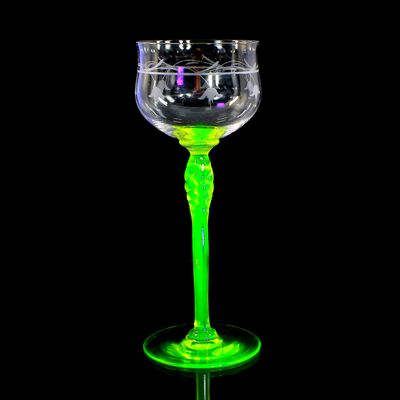 Stängelglas aus Uranglas mit farbloser Kuppa, Villeroy &amp; Boch, Liszt, um 1910