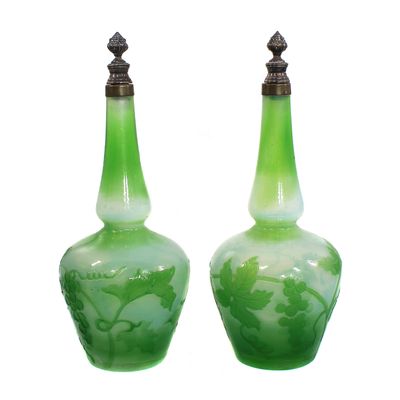 Paar Flakons mit Weinrankendekor, signiert Lorrain um 1900-20