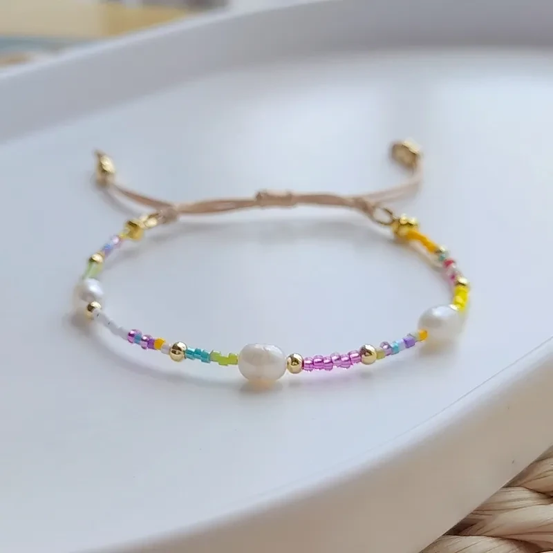 Armband mit Süßwasserperlen und bunten Perlen