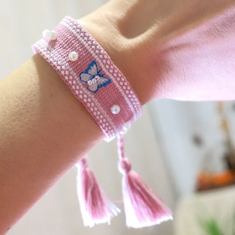 Armband mit aufgesetzten Perlen und Schmetterling