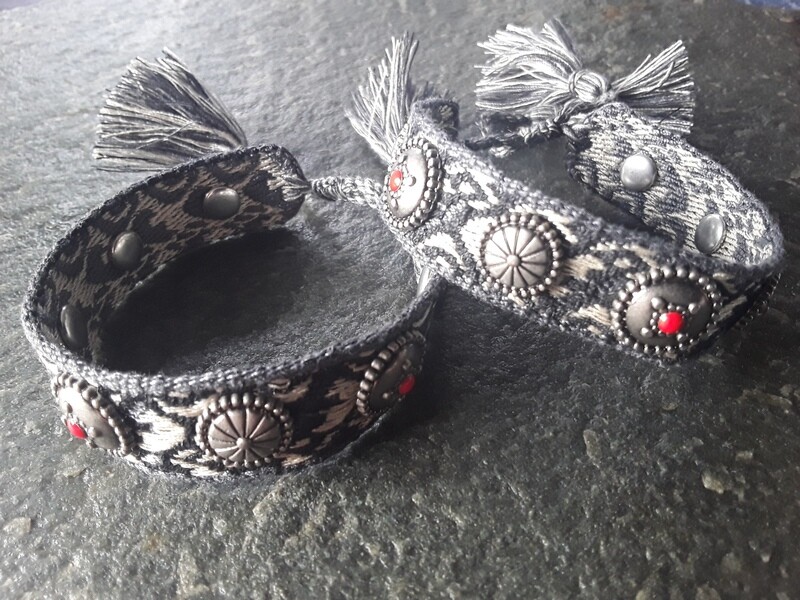 Kordel-Armband mit Nieten im Retro-Design