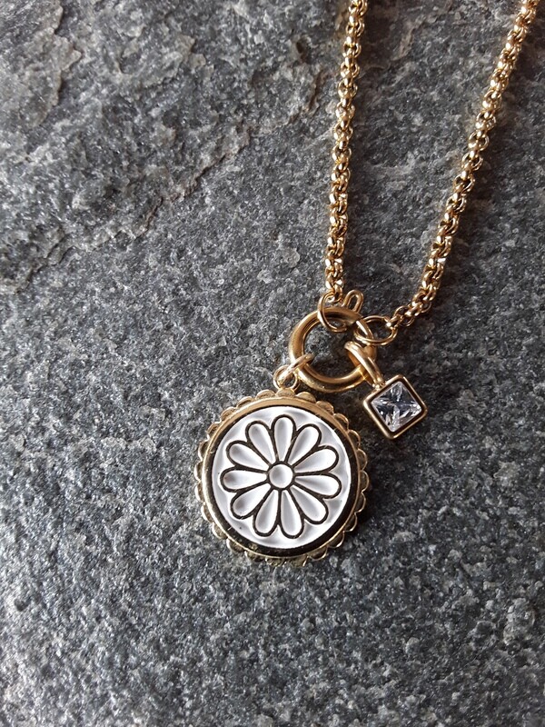 Halskette mit Anhänger und Charms