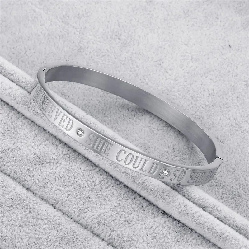 Armreif mit Gravur &quot;she believed, she could, she did&quot;