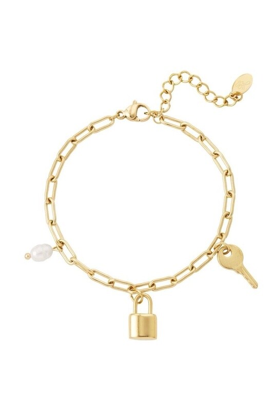 Armband schakel bedel en parel goud