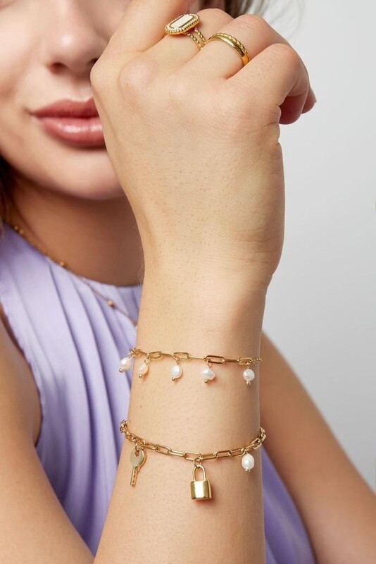 Armband schakel bedel en parel goud
