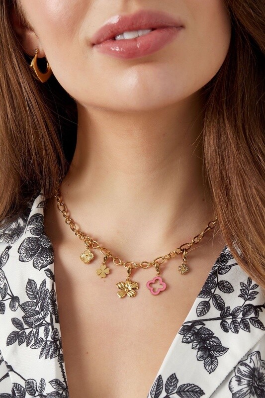 Ketting met klaver en bloemenbedels goud