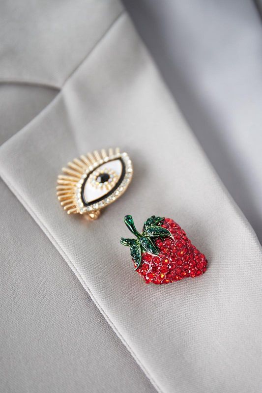 Broche all eyes on you