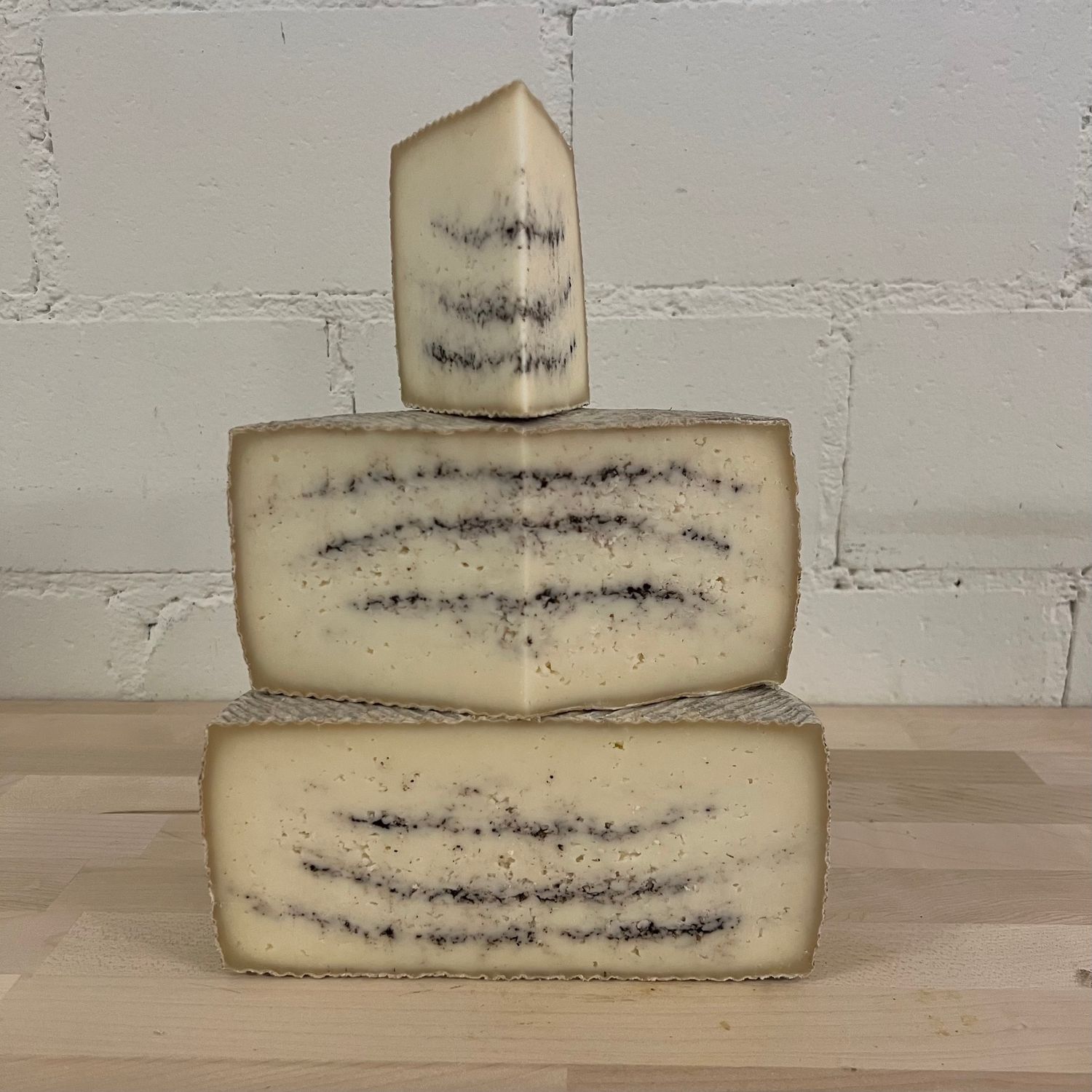 Schafkäse mit schwarzen Trüffel