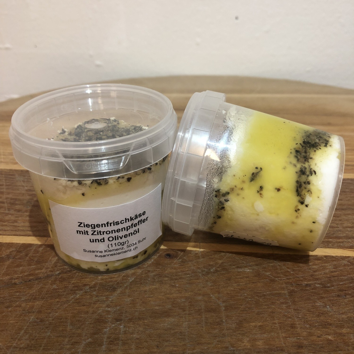 Ziegenfrischkäse mit Zitronenpfeffer und Olivenöl