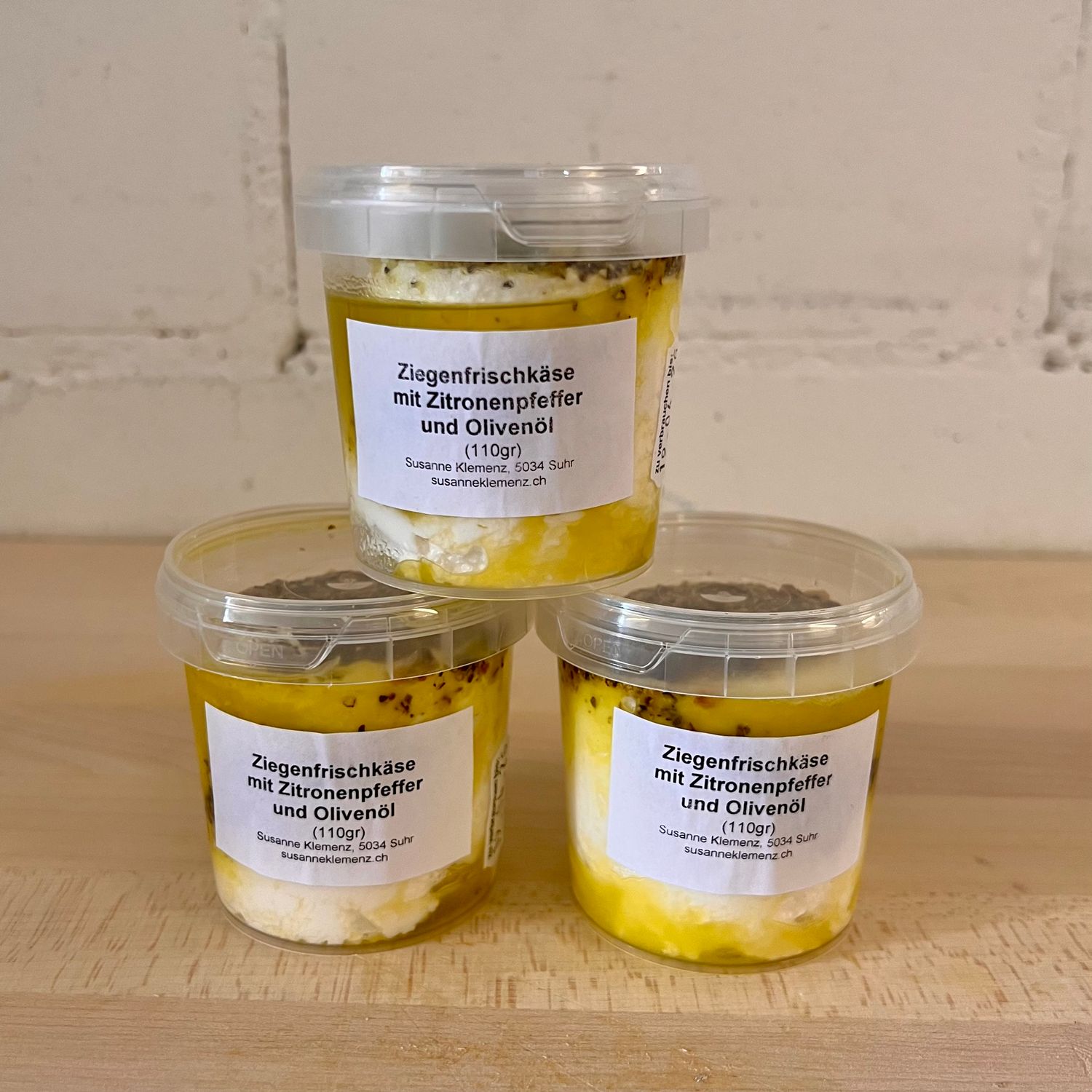 Ziegenfrischkäse mit Zitronenpfeffer und Olivenöl