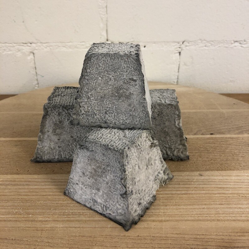 Pyramide de chèvre cendré