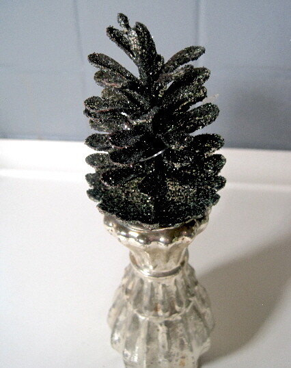 Kogle på stilk. Mørk grøn m/glimmer