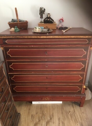 Antik. Almuemalet dragkiste. H130L133D60 cm