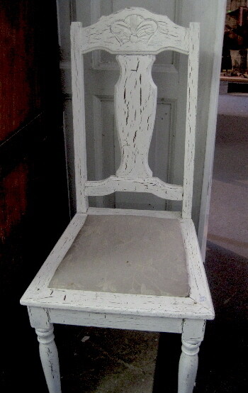 Antik kalkmalet stol med struktur