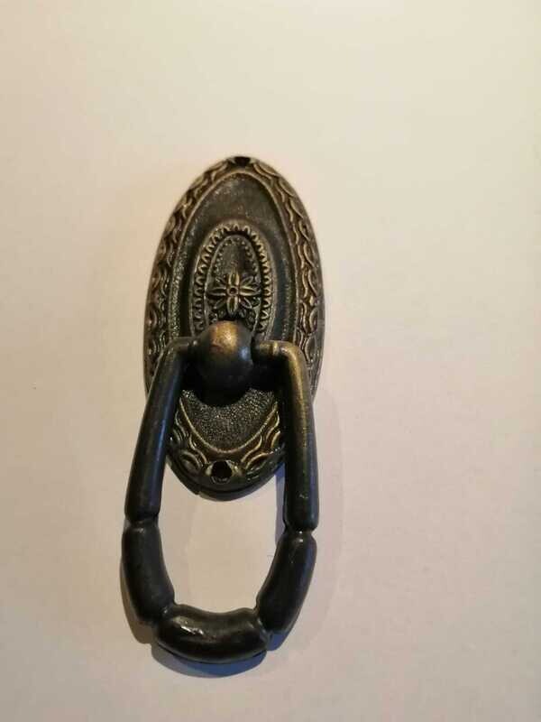 Zink beslag med greb. H6B2,8 cm.