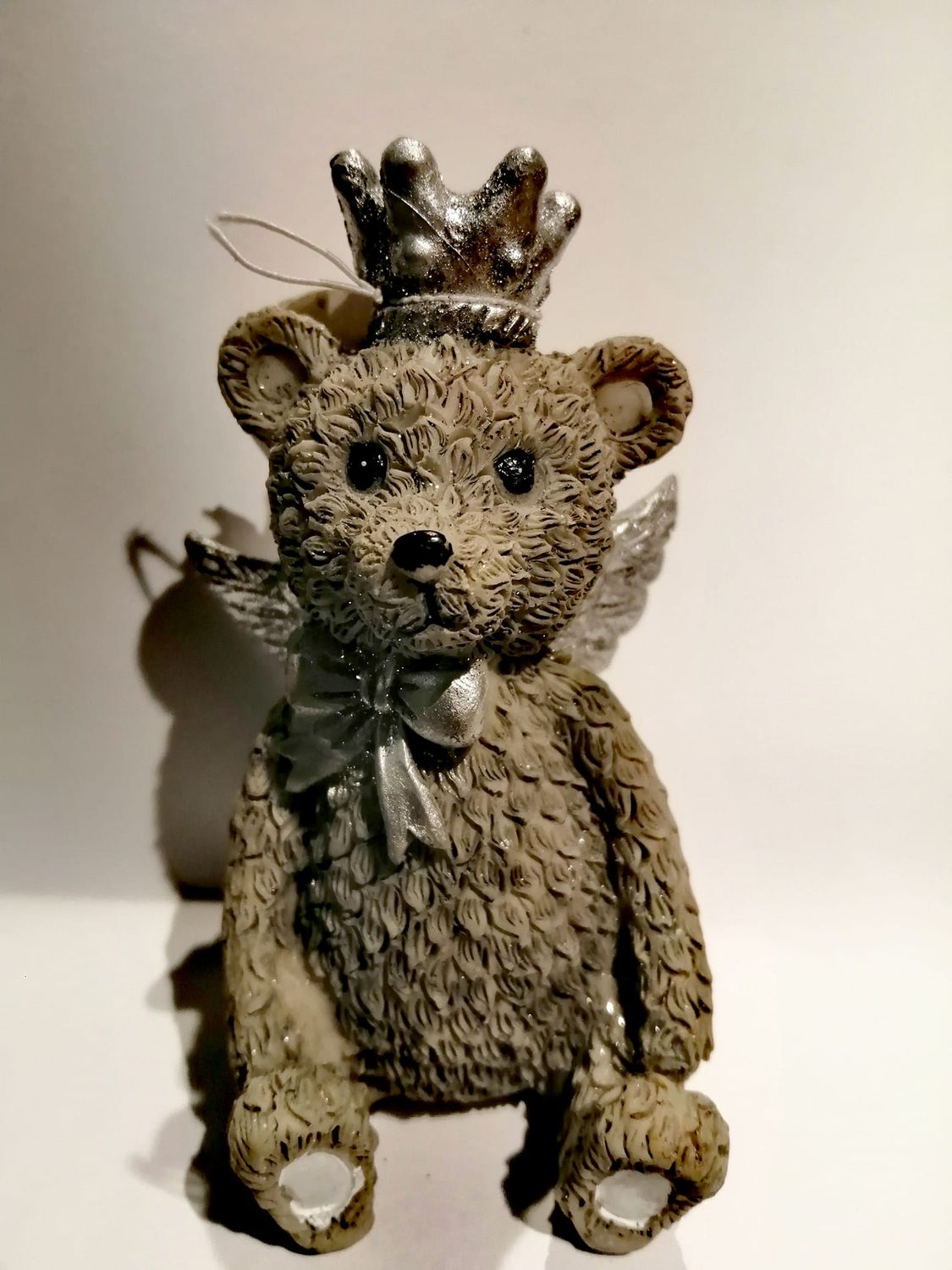 Lille bamse med sølv krone.