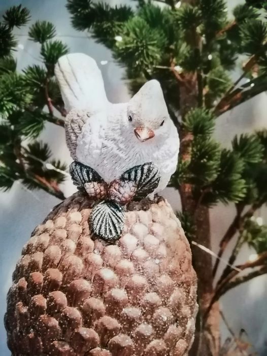 Figur. Vinterfugle på agern m. sløjfe