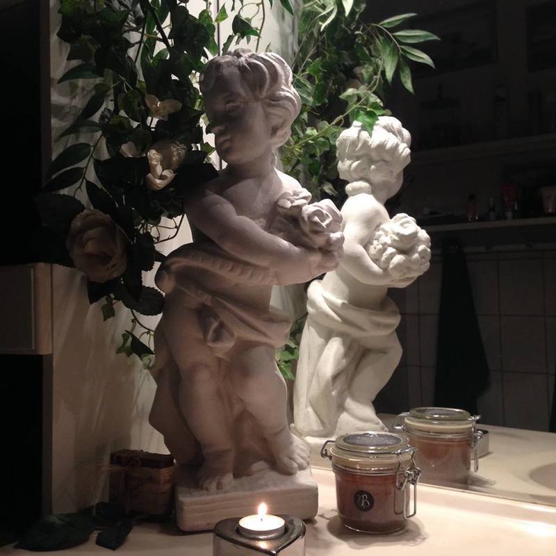 Figur. Engle m. blomst / Lahema Marmorkunst