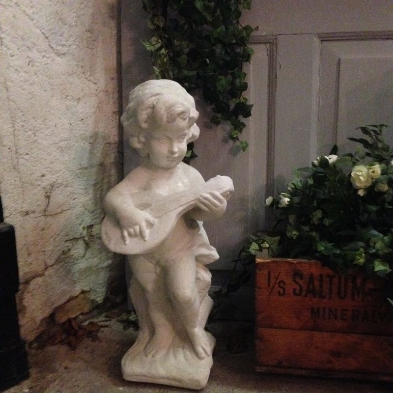 Figur. Engel m.banjo / Lahema Marmorkunst
