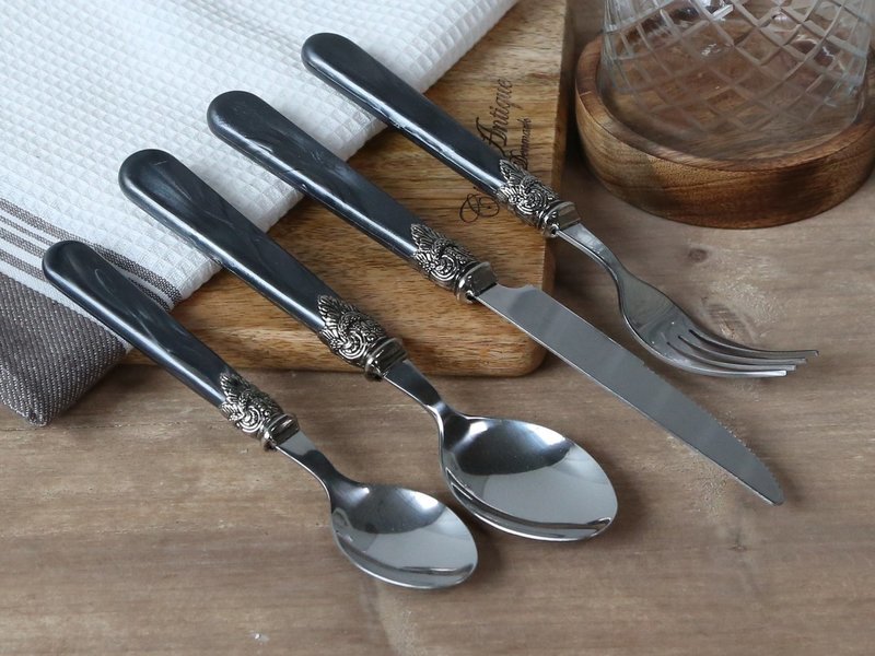 Køkken bestik sæt til 4 personer, kul m. sølv deko Ialt 16 dele Køkken bestik sæt til 4 personer, kul m. sølv deko Ialt 16 dele