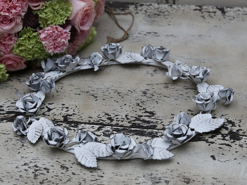 Krans m. blade og roser Ø 30 cm Antik hvid