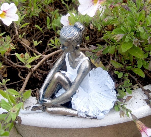 Lille flora ballet pige. Siddende H 9 cm Lys blå