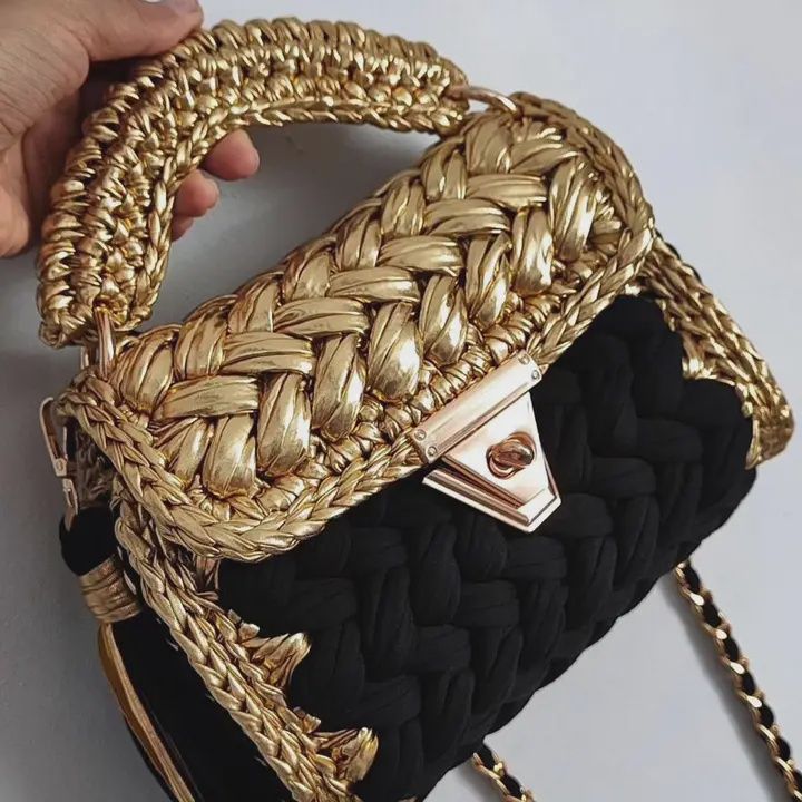PP WOVEN HANDBAG BLACK/GOLD