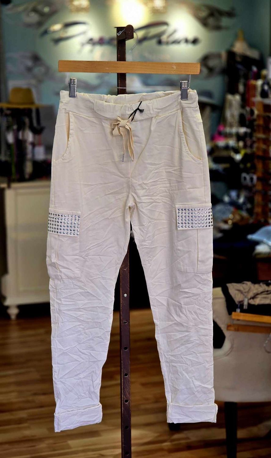 CU2410306987    CREAM CARGO STUDDED PANTS