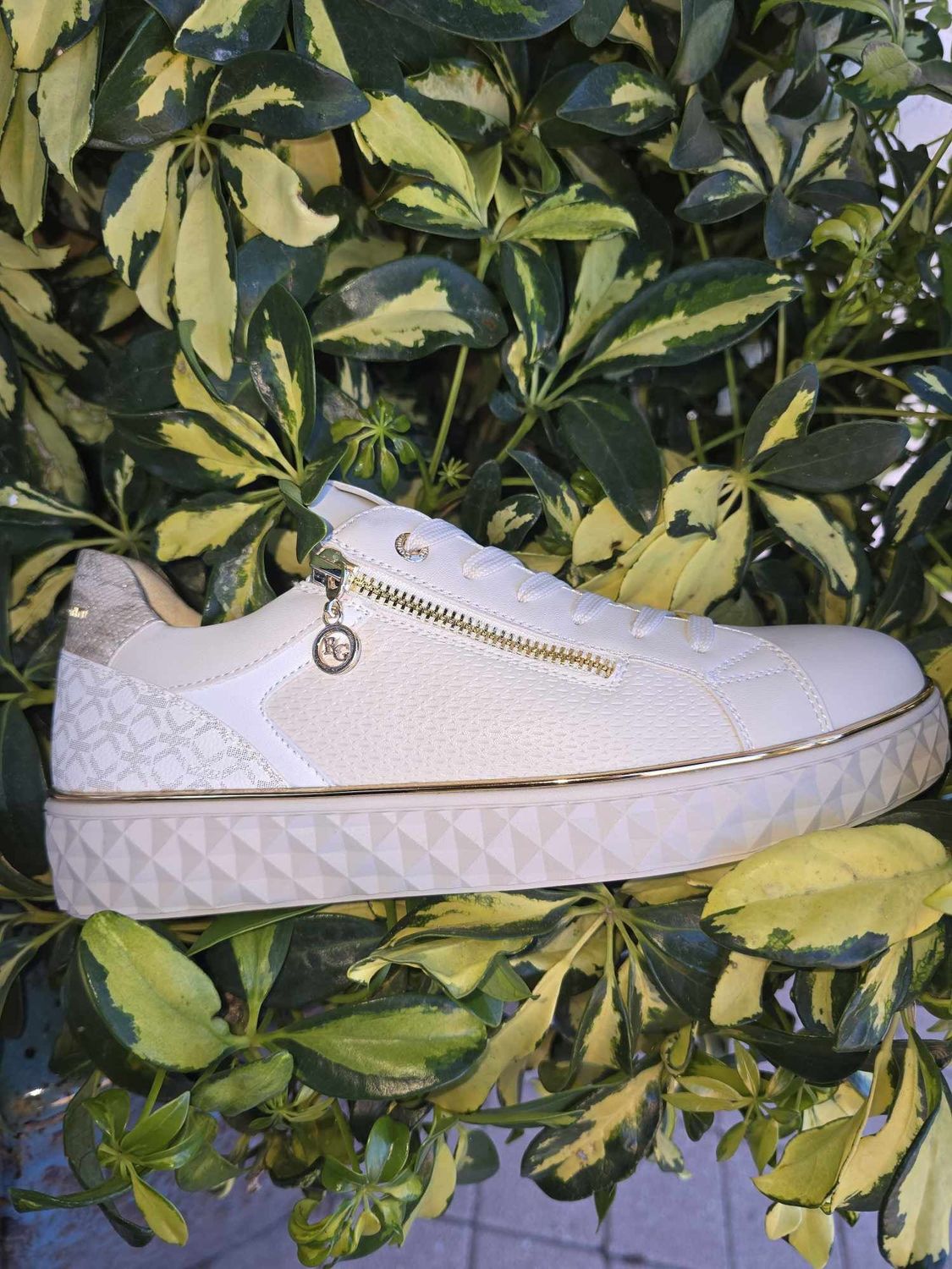 EX250242123  GOLD SNEAKERS