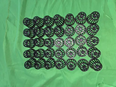 Gitternetzt&ouml;pfe, jetzt in grau passend f&uuml;r Pflanzt&uuml;rme und optional erh&auml;ltliche 3D-gedruckte Neoprenringe f&uuml;r besseren Halt der Gem&uuml;sepflanzen