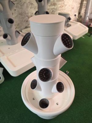 Hydrotower 3+ | Runder ⌀ 30 cm Behälter 🛠️ Kompakt & erweiterbar 🌿 58 cm hoch mit 9 Pflanzstationen, perfekt für Fensterbereiche. 💡 Bei Bedarf erweiterbar auf 21 Stationen Hydrotower 3+ | Runder ⌀ 30 cm Behälter 🛠️ Kompakt & erweiterbar 🌿 58 cm hoch mit 9 Pflanzstationen, perfekt für Fensterbereiche. 💡 Bei Bedarf erweiterbar auf 21 Stationen