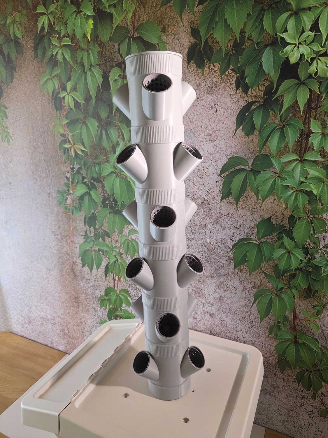 HydroTower 6+ | 37 Liter IKEA-Beh&auml;lter mit Klappdeckel 🛠️ F&uuml;r den Innen- und Au&szlig;enbereich 🌿18 Pflanzstationen, bestehend aus 6 Segmenten. Erweiterbar um bis zu 7 weitere Segmente.