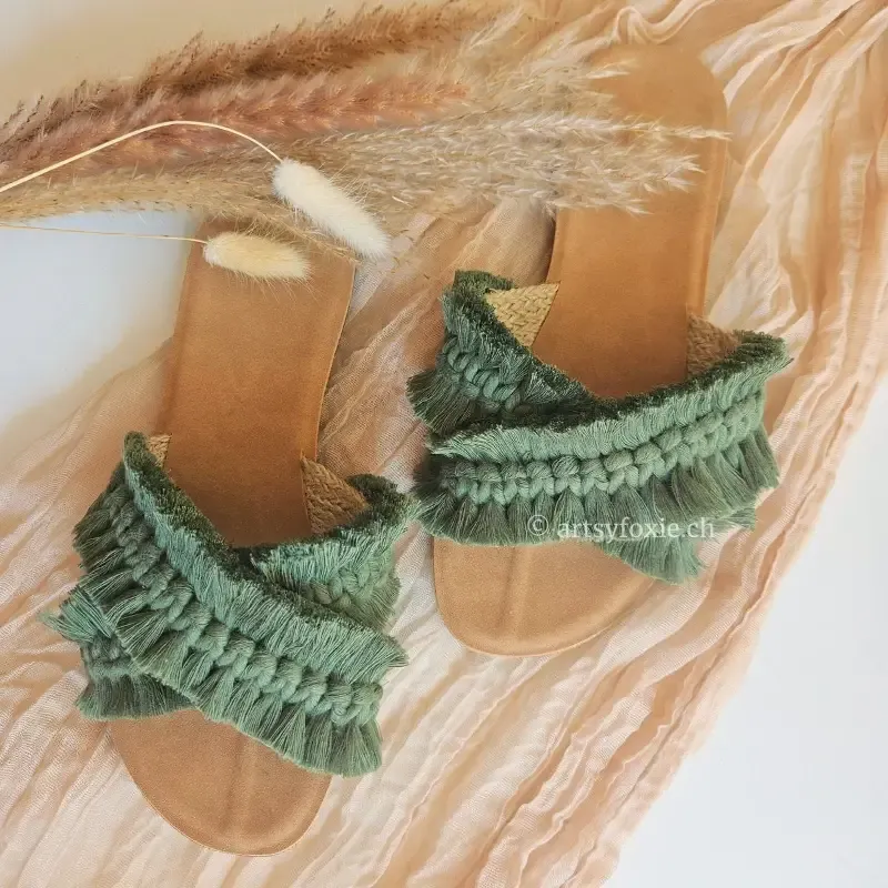 Handgeknüpfte Makramee Slippers X-Modell in Farbe Pine – bequeme Boho Schuhe für Sommer &amp; gemütliche Stunden