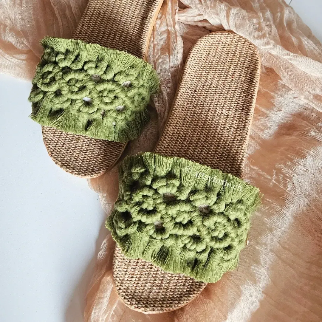 Grüne Makramee Slippers Harmony Walks – Flatlay, natürliche Boho-Ästhetik, handgemacht in der Schweiz
