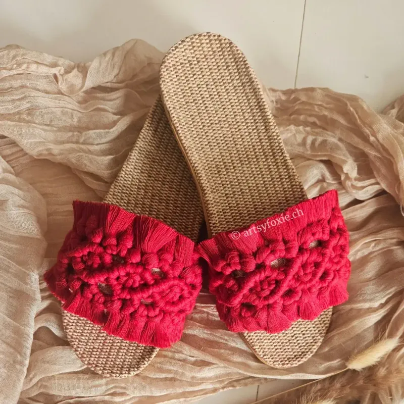 Makramee Slippers | Red Muse Rote Makramee Slippers Red Muse – luxuriöse Giza Baumwolle, Boho Flatlay auf Stoff mit Pampasgras, handgemacht in der Schweiz