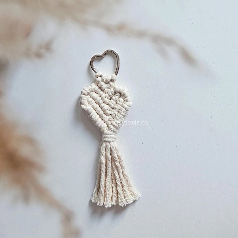 Makramee Herzanhänger in Naturfarbe mit silbernem Schlüsselring, handgeknüpft aus 100% Baumwollgarn