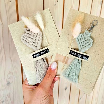 Makramee Herzanhänger | mit Karte & Trockenblumen Makramee Herzanhänger mit Karte und Trockenblumen - eine tolle Geschenkidee!