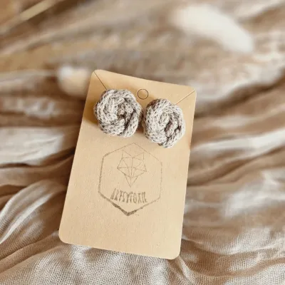 Makramee Ohrringe BUTTON Golden Sand – handgefertigtes Einzelstück, minimalistischer Boho-Schmuck von Artsy Foxie