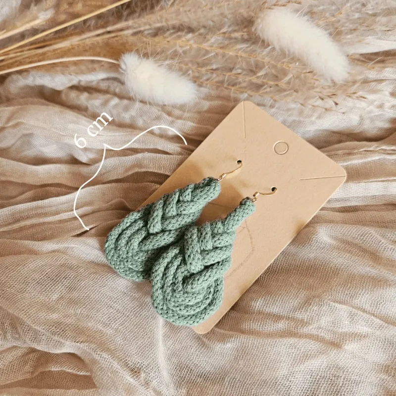 Makramee Ohrringe PIPA Eucalyptus – handgefertigt in Gold, federleicht &amp; stilvoll. Perfekte Geschenkidee für kreative Frauen.