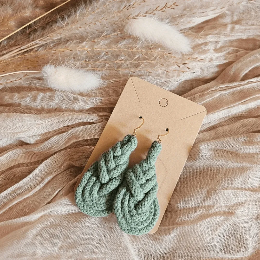 Handgemachte Makramee Ohrringe PIPA Eucalyptus mit goldfarbenem Haken, stilvoller Boho-Schmuck aus der Schweiz