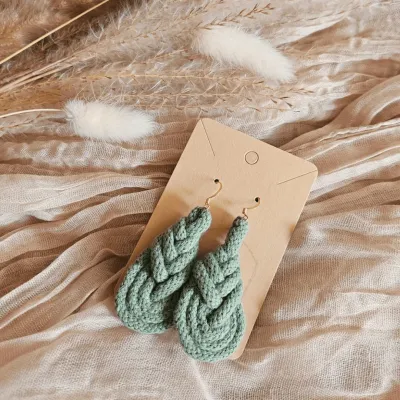 Handgemachte Makramee Ohrringe PIPA Eucalyptus mit goldfarbenem Haken, stilvoller Boho-Schmuck aus der Schweiz