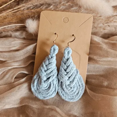 Makramee Ohrringe PIPA Sky Blue – handgefertigt in frischem Himmelblau