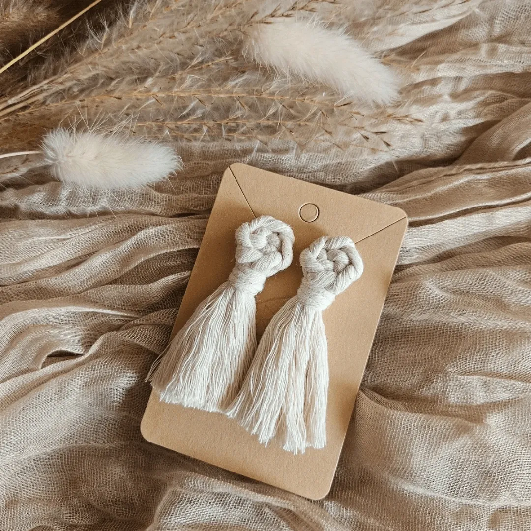 Makramee Ohrringe TASSEL Off-White – handgefertigt mit weichen Fransen