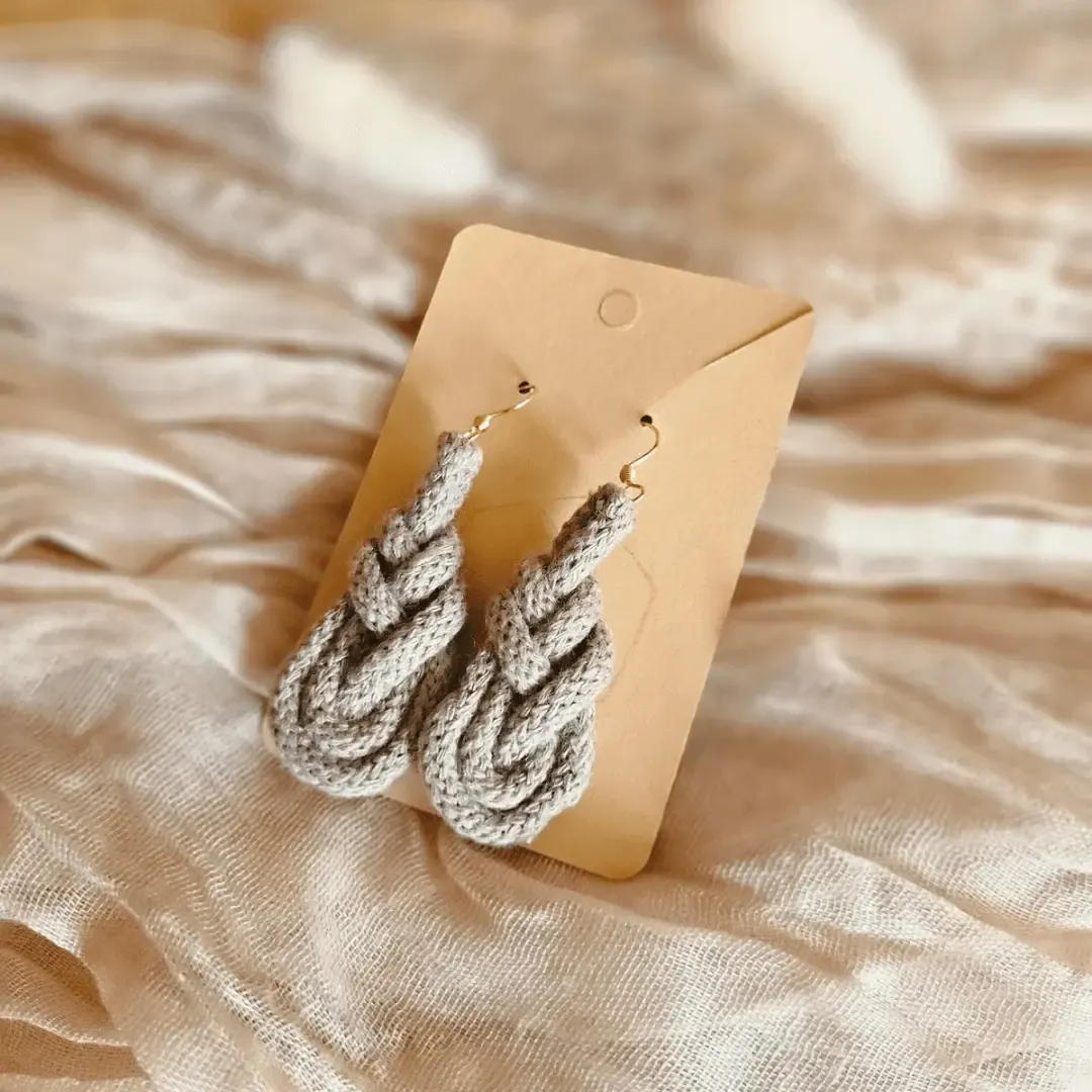 Handgemachte Makramee Ohrringe PIPA Taupe – eleganter Boho-Schmuck aus der Schweiz