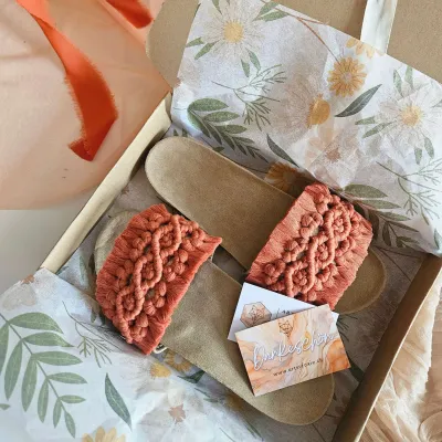 Handgemachte Makramee Ohrringe und Slippers aus St. Gallen – Geschenkidee für Frauen, Mutter &amp; Freundin. Versand in 5 Tagen.