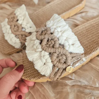 Detailaufnahme Makramee Slippers Cappuccino – geflochtenes Makramee-Design in Braun und Crème, handgemacht in St. Gallen