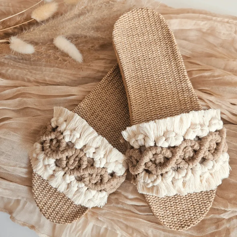 Handgeknüpfte Makramee Slippers Cappuccino, Flatlay mit Naturgarn-Details – nachhaltige Boho Hausschuhe aus Ostschweiz.
