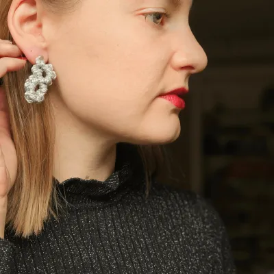Silberne FLOWER Ohrringe getragen – feminine leichte Statement-Earrings für Silvester, Feiertage &amp; besondere Anlässe