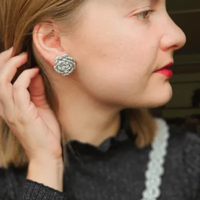 Silberne BUTTON Ohrringe getragen – leichte minimalistische Festive Ohrringe für die Feiertage, handgefertigt in der Schweiz