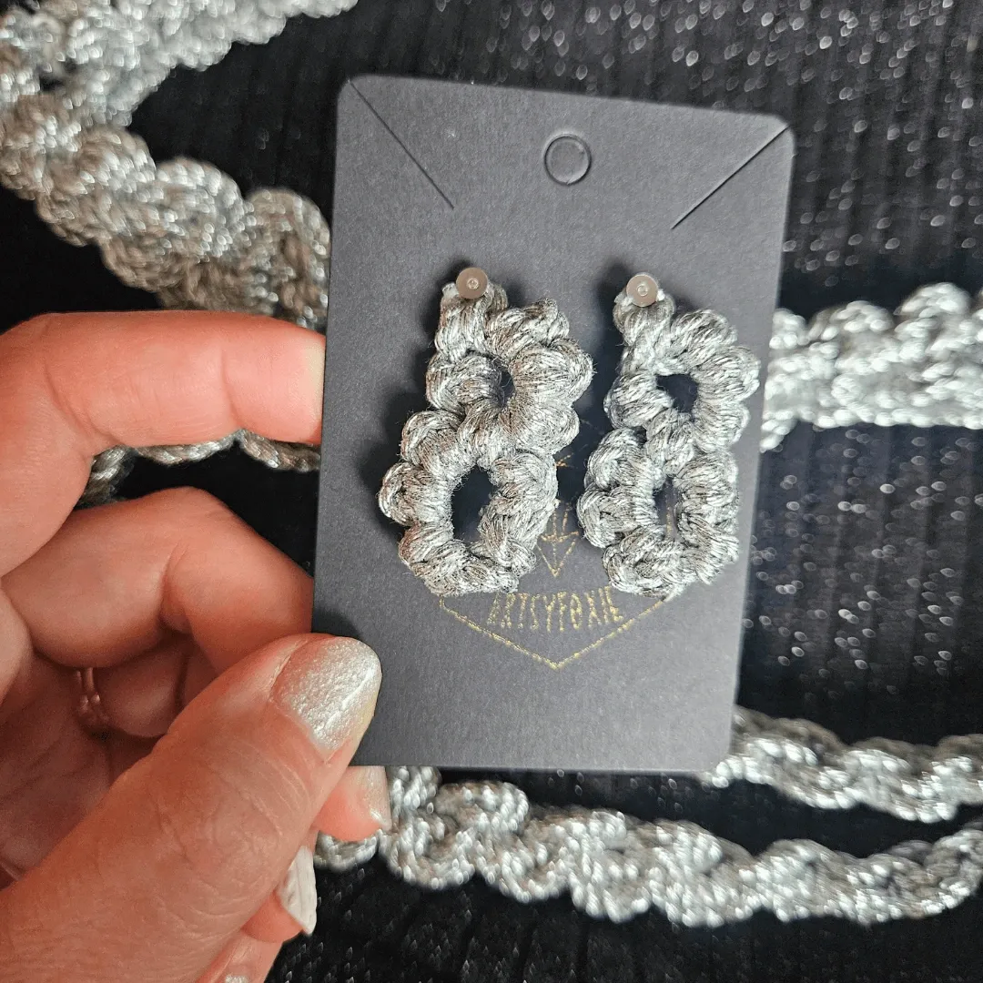 Silberne Ohrringe aus metallischem Garn, handgemachte Blumen-Statement Earrings mit festlichem Glow, limitierte Edition